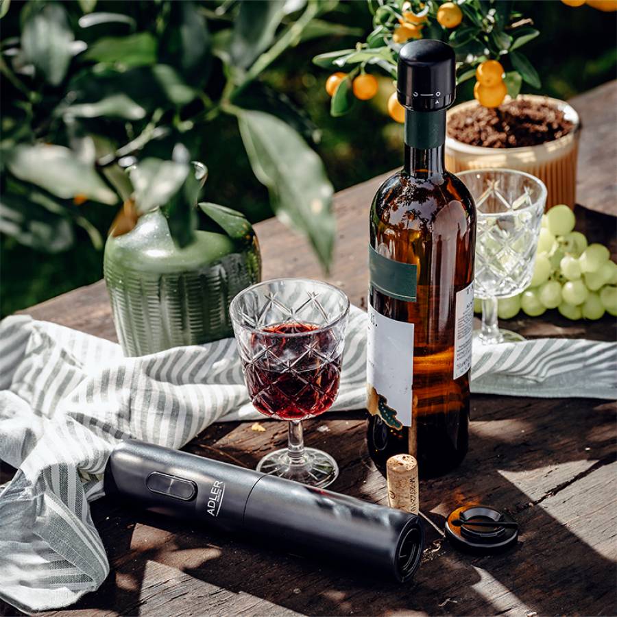 Electric opener pentru sticle de vin - simplu si eficient.