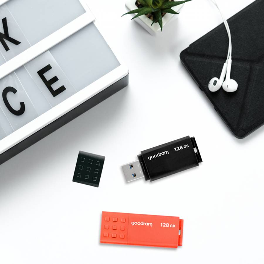 Stick USB de 32GB, viteza USB 2.0, marca Goodram.
