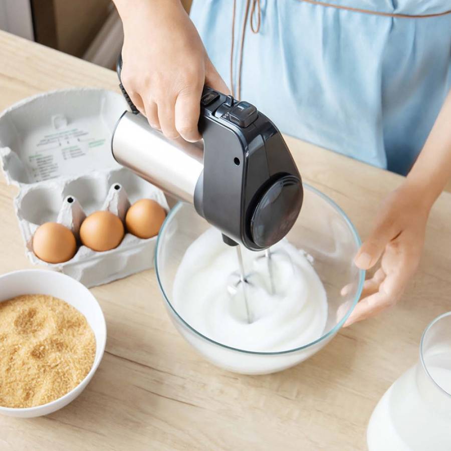 Mixer de mana cu 6 viteze si 400W