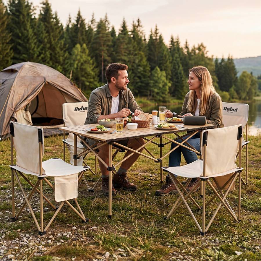 Set de camping pliabil pentru masa și 4 scaune metalice.