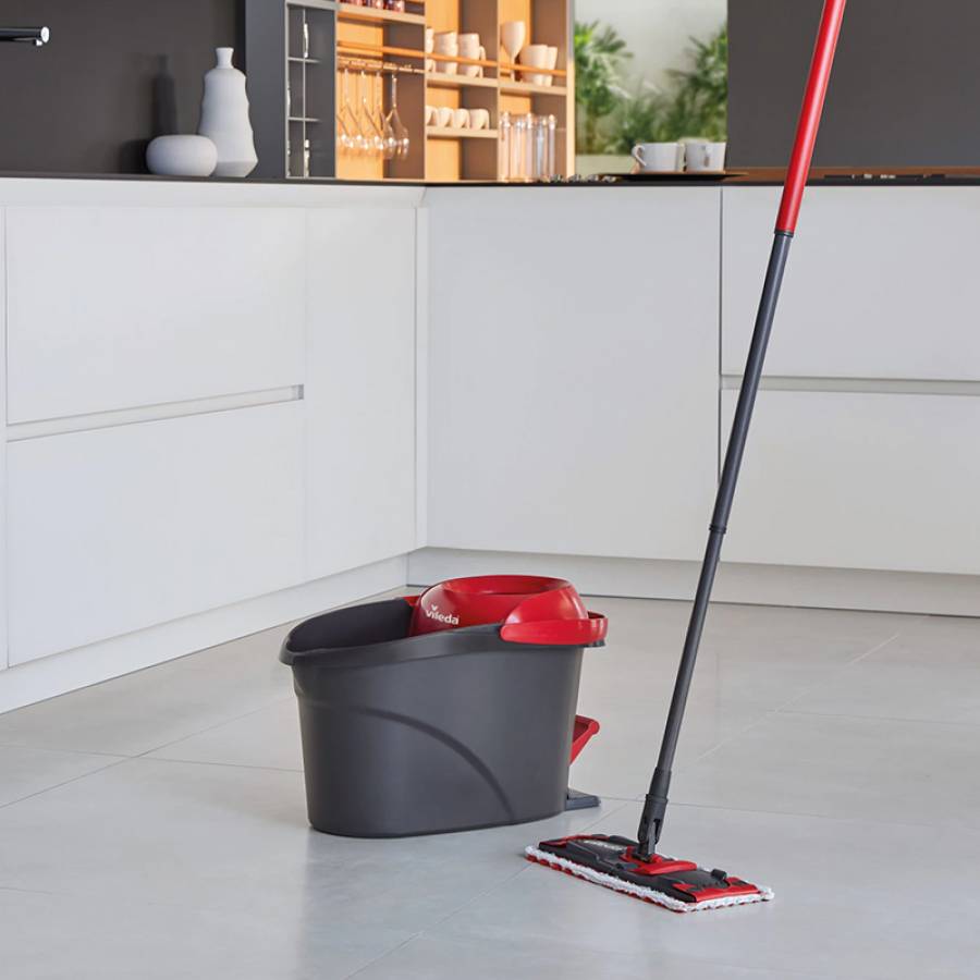 Curatarea in profunzime a pardoselilor cu setul de mop cu tehnologie Turbo.