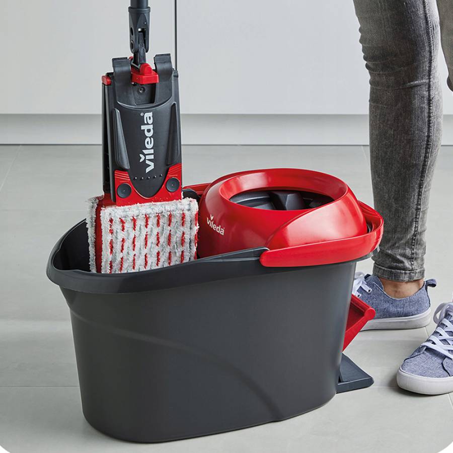 Curatarea in profunzime a pardoselilor cu setul de mop cu tehnologie Turbo.